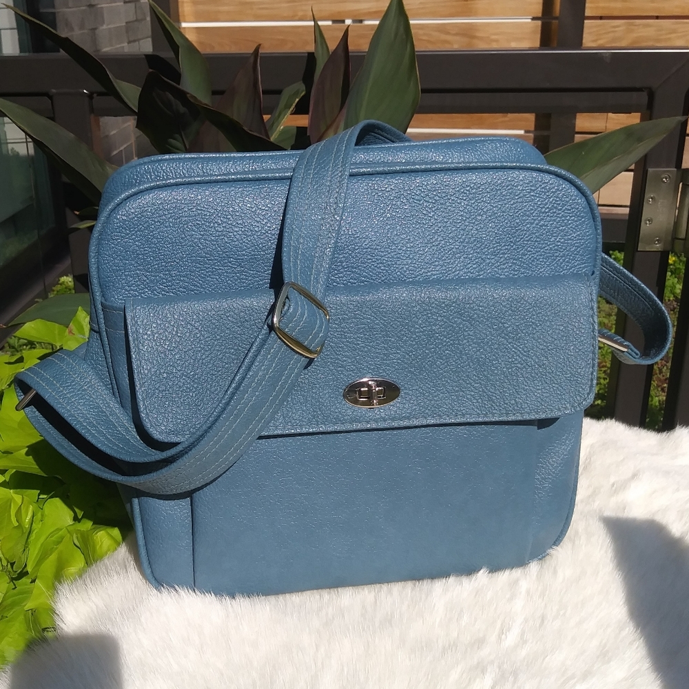 Rare vintage '70s Royal Traveler blue bag like new